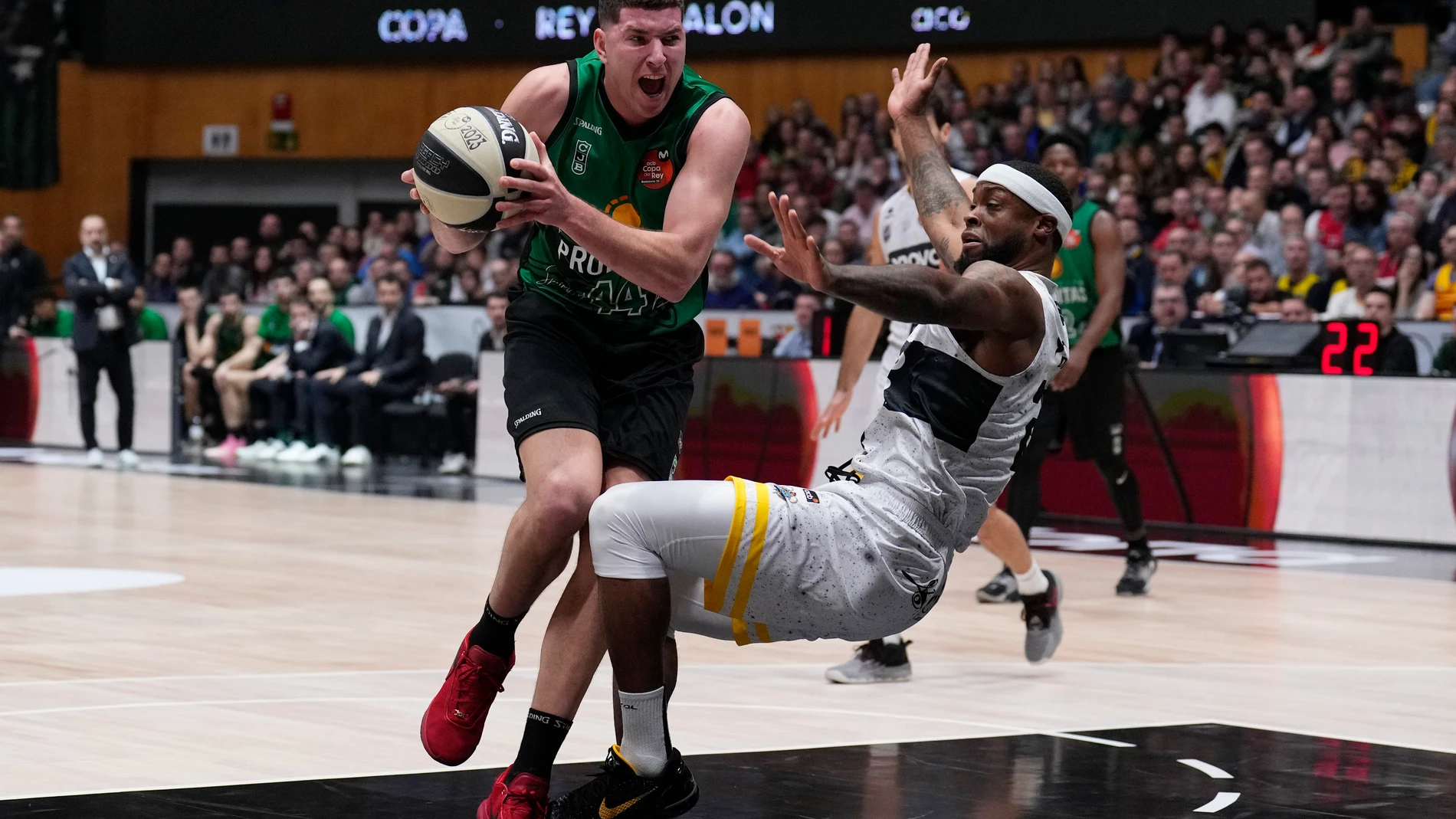 GRAF6668. BADALONA, 18/02/2023.- El jugador del Joventut Joel Parra (i) disputa la pelota con Elgin Cook (d), del Lenovo Tenerife, durante la semifinal de la Copa del Rey de Baloncesto que se disputa en el Municipal de Badalona. EFE/Alejandro García