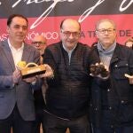 El presidente de la Diputación, Benito Serrano, los cocineros Tumbarello y Millan Maroto y el concejal Carlos Bermejo durante la inauguración de la Feria de la Trufa de Soria en Abejar