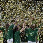 Los jugadores de Unicaja Málaga celebran su victoria en la final de la Copa del Rey tras derrotar a Lenovo Tenerife en el encuentro que han disputado hoy Domingo en el Pabellón Olímpico de Badalona.