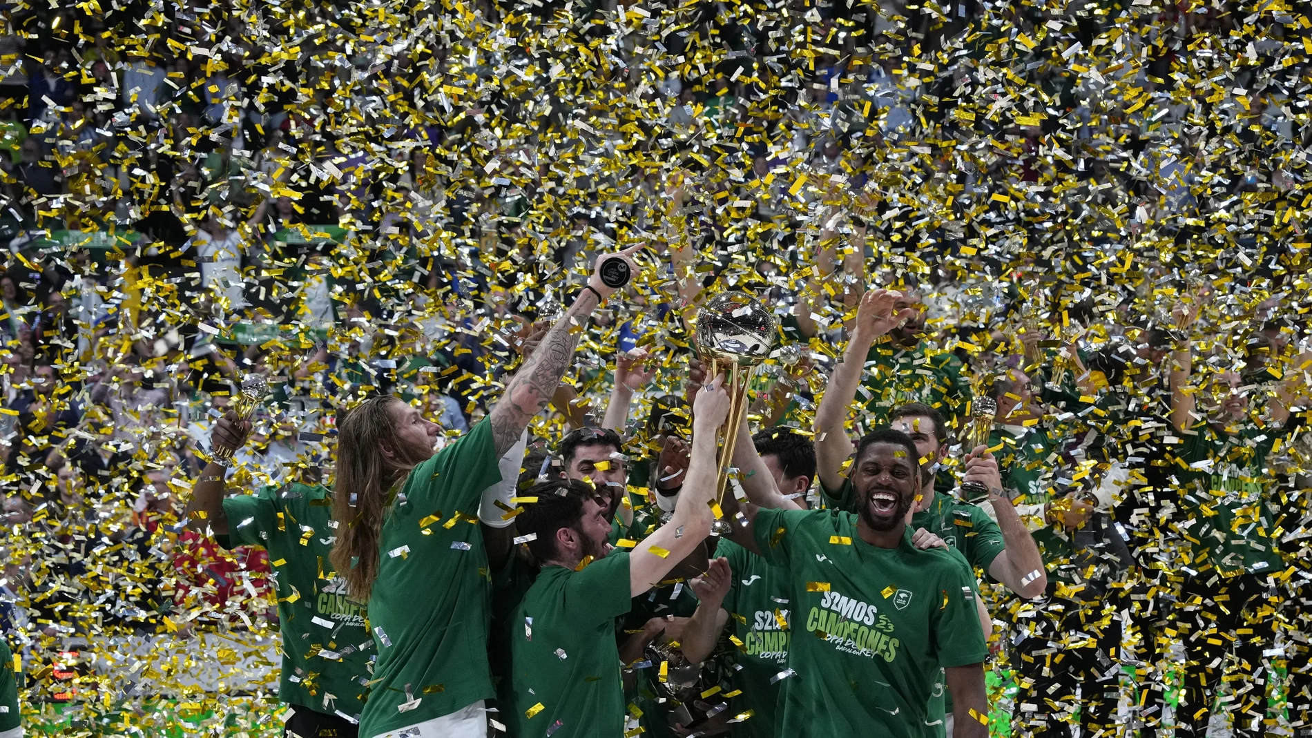 Los jugadores de Unicaja Málaga celebran su victoria en la final de la Copa del Rey tras derrotar a Lenovo Tenerife en el encuentro que han disputado hoy Domingo en el Pabellón Olímpico de Badalona.