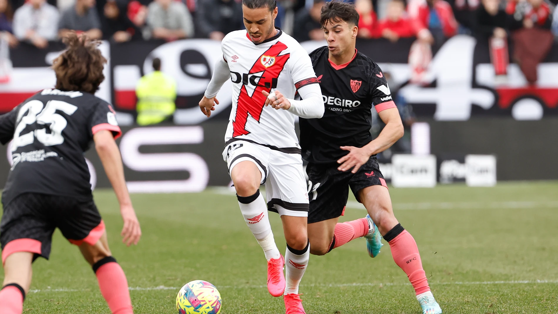 MADRID, 19/02/2023.- El delantero del Rayo Vallecano Raúl de Tomás (i) y el centrocampista del Sevilla Óliver Torres durante el partido de Liga de Primera División disputado en el estadio de Vallecas. EFE/Chema Moya