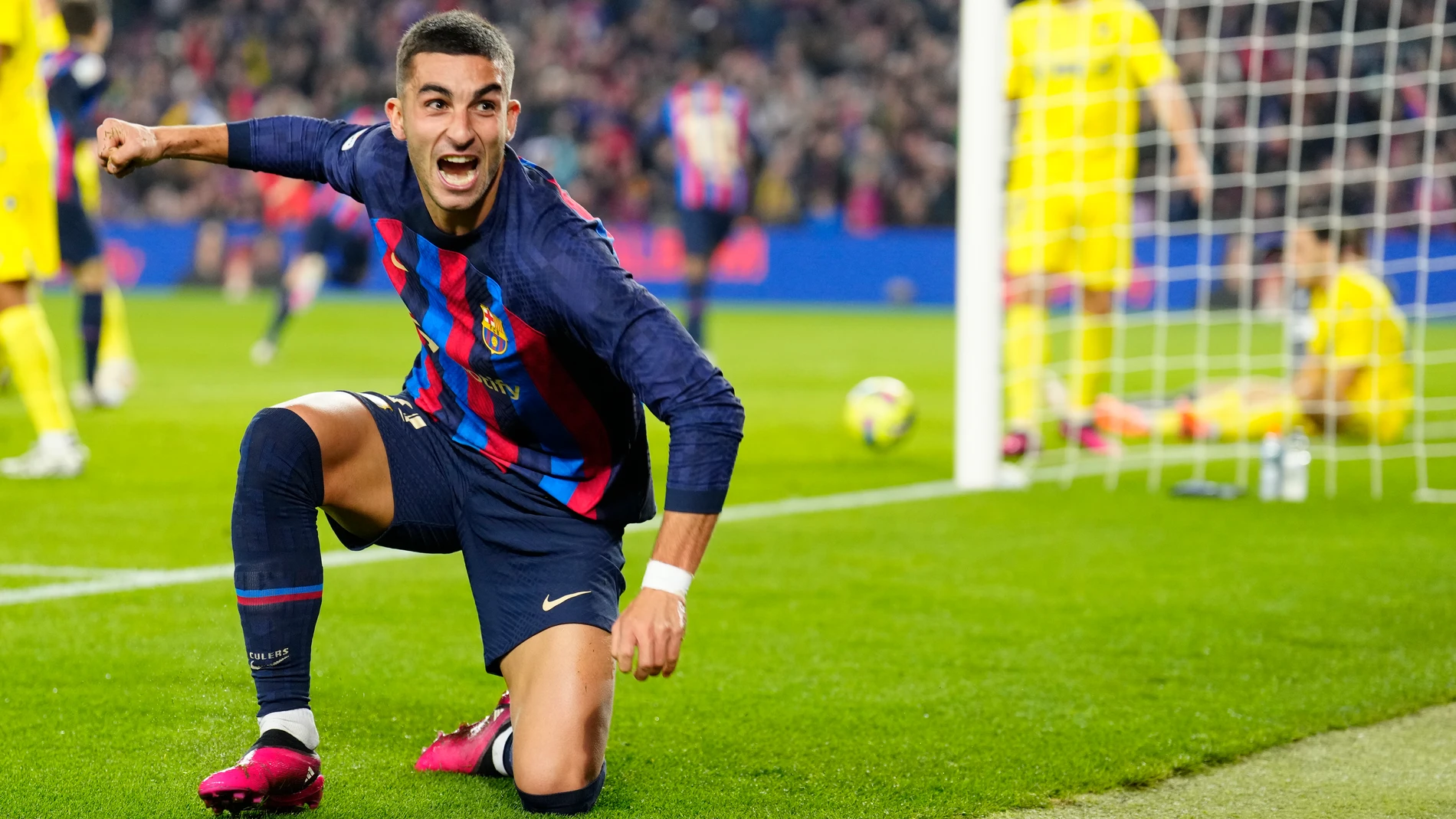 BARCELONA, 19/02/2023.- El centrocampista del FC Barcelona, Ferran Torres celebran el primer gol del equipo blaugrana durante el encuentro correspondiente a la jornada 22 que disputan hoy Domingo frente al Cádiz en el estadio del Camp Nou, en Barcelona. EFE / Enric Fontcuberta.