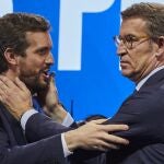 Pablo Casado y Alberto Núñez Feijóo antes de que este último pronuncie su discurso como nuevo presidente electo del Partido Popular.