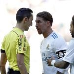 Ramos protesta a Sánchez Martínez en un Clásico