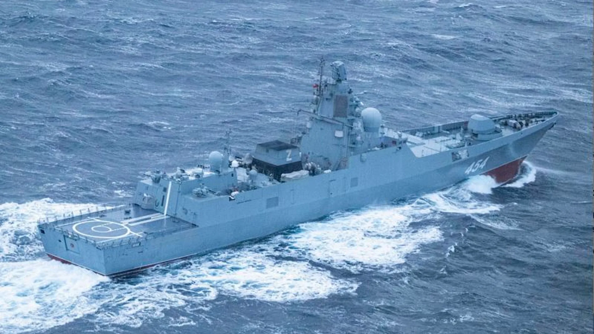 La fragata Almirante Gorshkov armada con misiles hipersónicos Zircon, durante un ejercicio en misión de combate, en el Océano Atlántico.