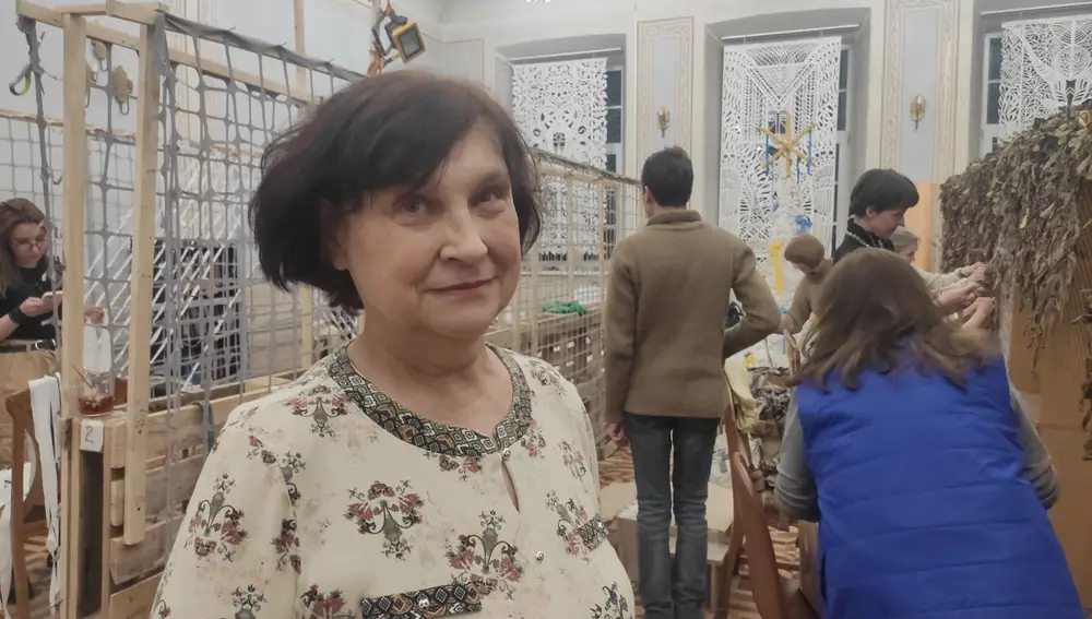 Olena teje redes de camuflaje para el Ejército ucraniano
