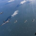 Aviones B-1B y F-16 de la Fuerza Aérea de EEUU y F-35A de la Fuerza Aérea de Corea del Sur durante un simulacro aéreo conjunto tras el lanzamiento de un misil por parte de Corea del Norte