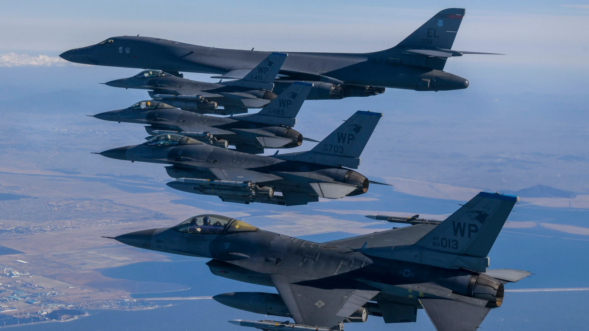 Aviones F-35 de la fuerza aérea surcoreana y F-16 estadounidense escoltaron bombarderos B-1B de Estados Unidos