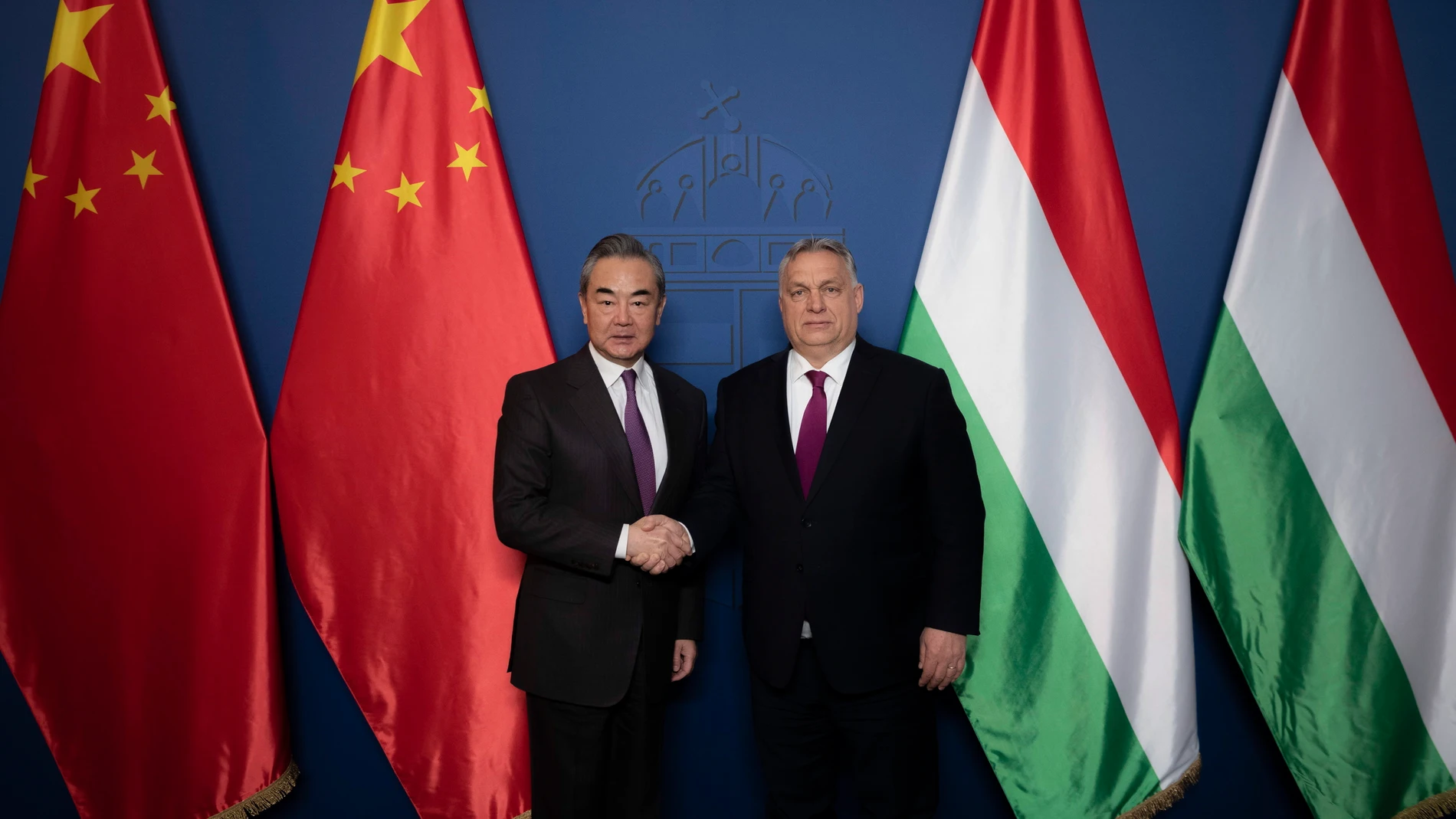 Budapest (Hungary), 19/02/2023.- A handout photo made available by the Hungarian Prime Minister's press office shows Hungarian Prime Minister Viktor Orban (R) receiving China's Director of the Office of the Central Foreign Affairs Commission Wang Yi in his office in Budapest, Hungary, 19 February 2023. (Hungría) EFE/EPA/BENKO VIVIEN CHER/HUNGARIAN PRIME MINISTER'S PO/HANDOUT HUNGARY OUT HANDOUT EDITORIAL USE ONLY/NO SALES