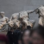 Varios visitantes pasan junto a los frisos del Partenón en el Museo Británico de Londres (Reino Unido).
