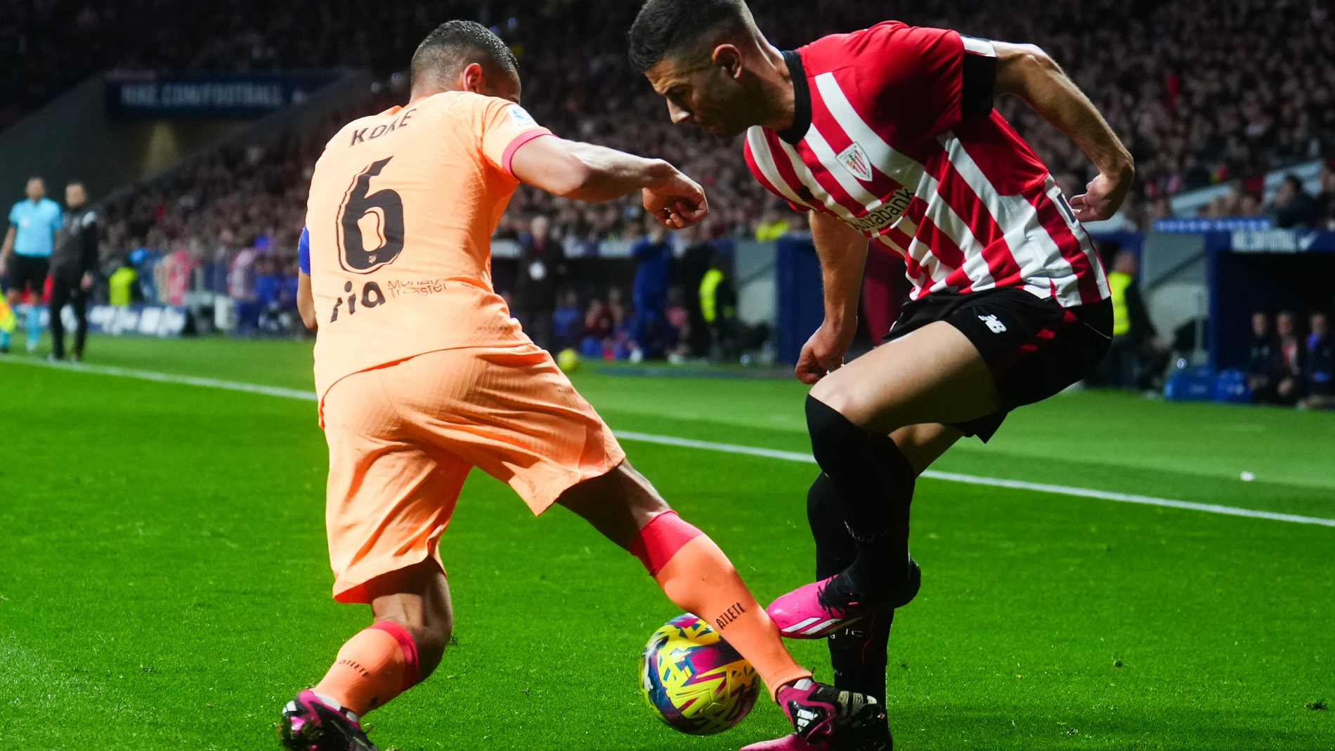 MADRID, 19/02/2023.- El jugador del Athletic Club intenta llevarse el balón ante el centrocampista del Atlético de Madrid, Koke, durante el encuentro correspondiente a la jornada 22 disputado hoy domingo en el estadio Metropolitano, en Madrid. EFE / Borja Sánchez-Trillo.