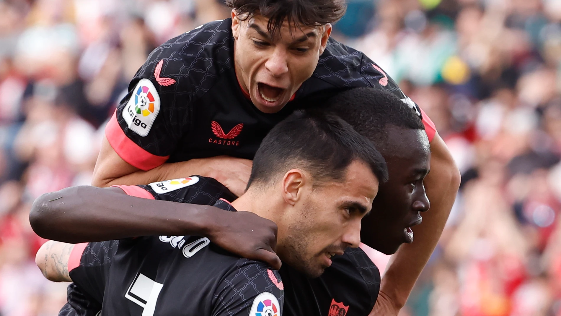 MADRID, 19/02/2023.- El centrocampista del Sevilla Suso (abajo) celebra el gol conseguido ante el Rayo Vallecano durante el partido de Liga de Primera División disputado en el estadio de Vallecas. EFE/Chema Moya