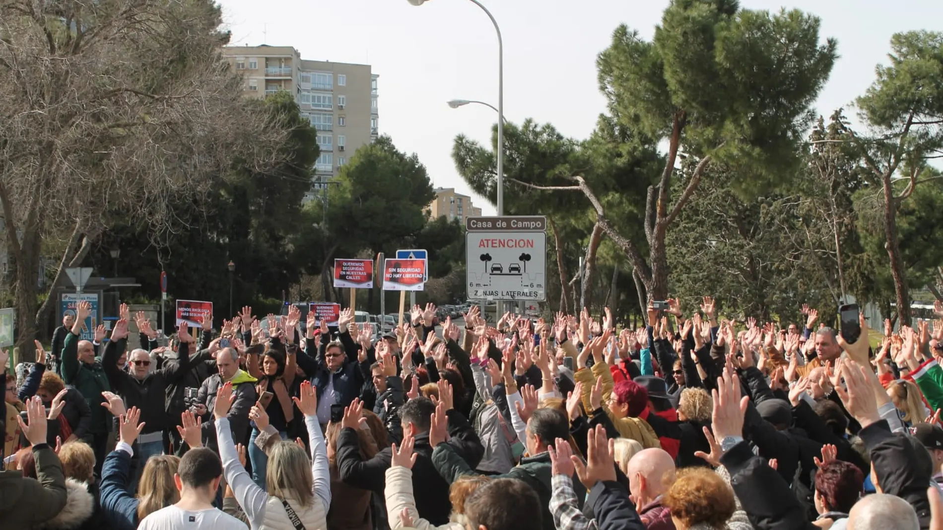 Los vecinos de Batán y Casa de Campo, ayer, en la concrentación