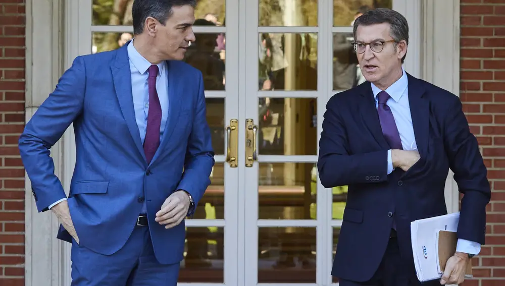 El presidente del gobierno Pedro Sánchez recibe al nuevo líder de la oposición del Partido Popular , Alberto Núñez Feijóo, en el palacio de la Moncloa