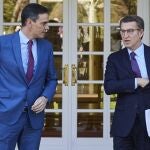 El presidente del gobierno Pedro Sánchez recibe al nuevo líder de la oposición del Partido Popular , Alberto Núñez Feijóo, en el palacio de la Moncloa