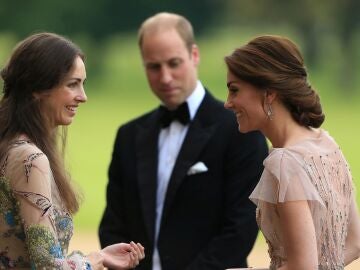 El pr&iacute;ncipe William y Kate Middleton atendiendo a Rose Hanbury en una gala ben&eacute;fica