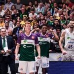 El banquillo del Unicaja celebra el título en los segundos finales del partido