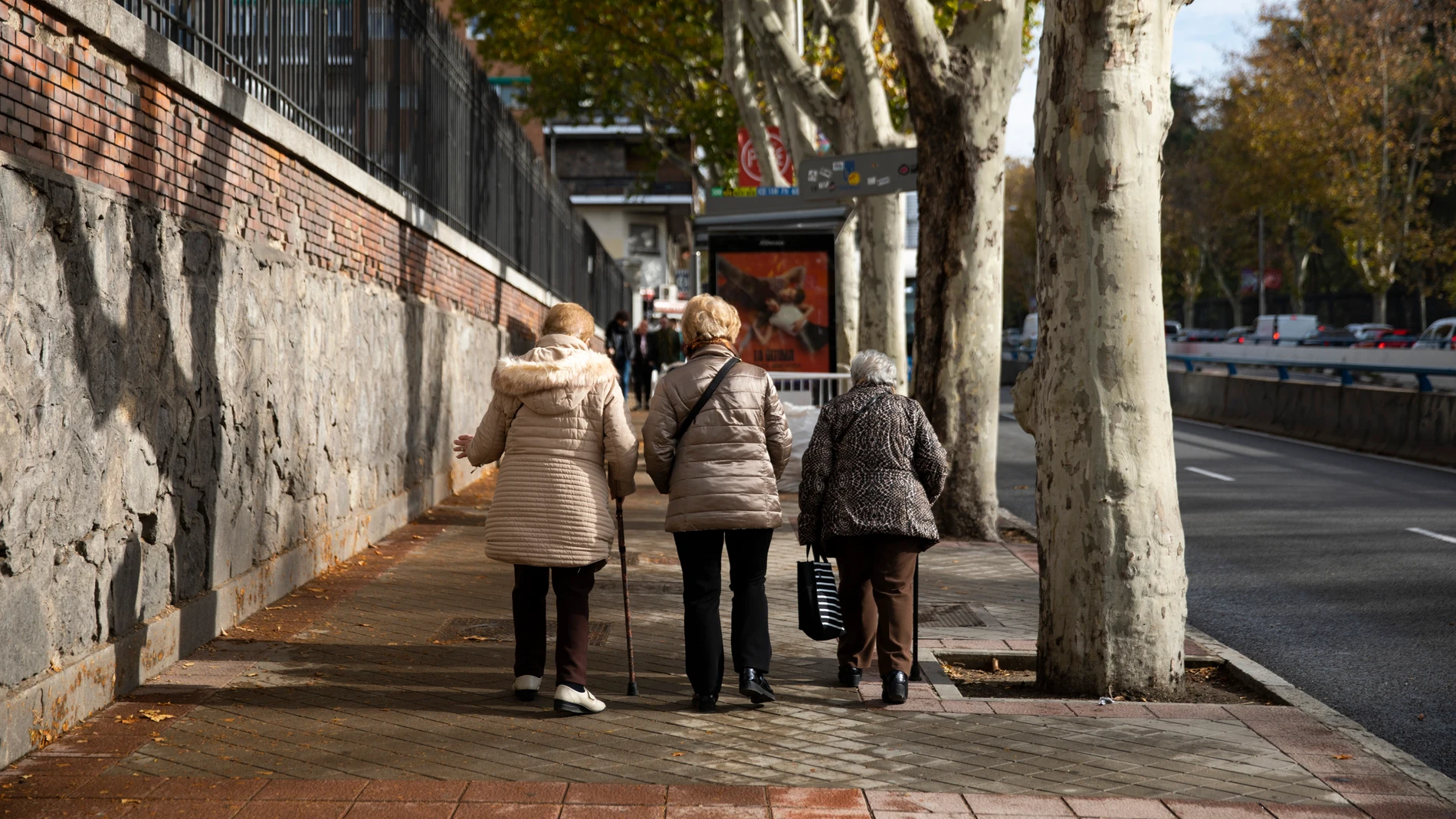 Tres mujeres mayores paseando por Madrid.