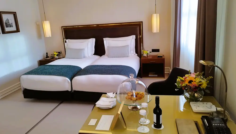 Destaca la amplitud de sus habitaciones