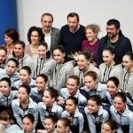 El alcalde de Valladolid, Óscar Puente, preside el acto de descubrimiento de una placa en la Piscina Parquesol-Laura López Valle y la exhibición de la Selección Española de Natación Artística con el concejal de participación Ciudadana y Deportes, Albertos Bustos, y distintos miembros de la Corporación Municipa