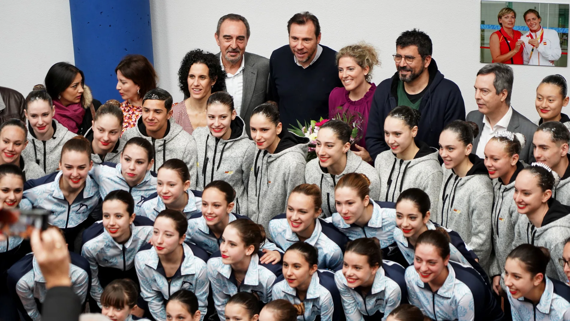 El alcalde de Valladolid, Óscar Puente, preside el acto de descubrimiento de una placa en la Piscina Parquesol-Laura López Valle y la exhibición de la Selección Española de Natación Artística con el concejal de participación Ciudadana y Deportes, Albertos Bustos, y distintos miembros de la Corporación Municipa