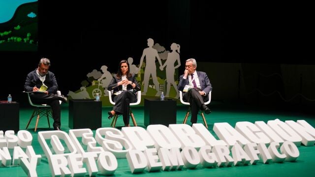 La diputada Sara Dueñas durante su intervención en la mesa redonda sobre despooblación
