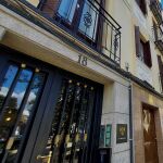 Un hombre observa el edifio de viviendas en la calle Fray Luis de León 18, donde los vecinos crearon el Bloque Arganzuela para evitar ser expulsados por la inmobiliaria Urbania. Urbania reformó el edificio para el alquiler turístico, reduciendo a la mitad los pisos de 80 m² y triplicando su precio.