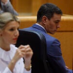 Yolanda Díaz y Pedro Sánchez durante el pleno del Senado