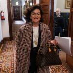 La diputada del PSOE y exvicepresidenta primera del Gobierno Carmen Calvo, a su llegada a la Mesa y Portavoces de la Comisión de Igualdad, en el Congreso de los Diputados, a 21 de febrero de 2023, en Madrid (España). En la mesa, participan eurodiputadas de la comisión parlamentaria de Derechos de la Mujer e Igualdad de Género que llegaron ayer, 20 de febrero a España para evaluar las leyes sobre consentimiento sexual y dependencia, medidas de lucha contra el tráfico de personas y contra la explotación sexual.