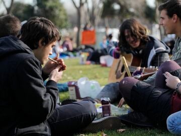 J&oacute;venes fumando porros en la celebraci&oacute;n de San Canuto.