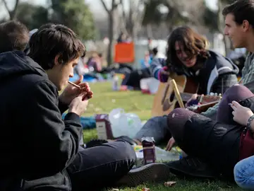 Jóvenes fumando porros en la celebración de San Canuto. Jóvenes fumando porros en la celebración de San Canuto.