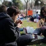 Jóvenes fumando porros en la celebración de San Canuto.