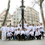 Los chefs de los 21 restaurantes que participarán en la sexta edición de Passeig dels Gourmets, entre los que se encuentra Carme Ruscalleda, madrina del evento