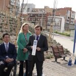Almeida, esta mañana, junto a Paloma García Romero y Borja Fanjul