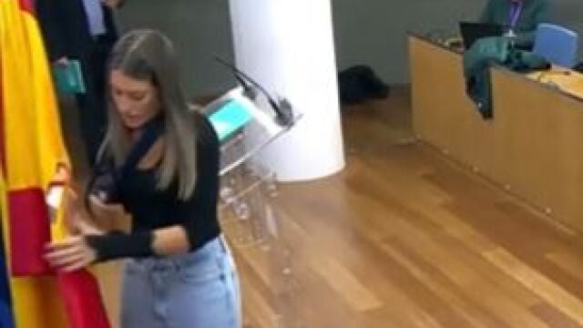 Miriam Nogueras aparta la bandera de España en el Congreso