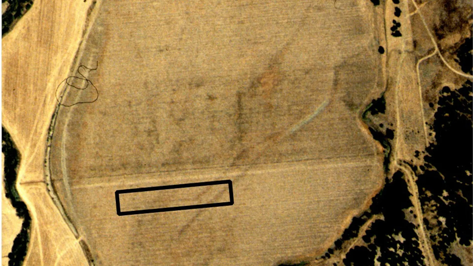 Imagen aérea tomada por el Instituto Geográfico Nacional en el año 2000 sobre la que un rectángulo señala el área prospectada de la isla fluvial del río Álamo. El canal descubierto es parte de las sombras que se aprecian en la fotografía, tanto a la derecha de ese rectángulo como fuera de él. El Ayuntamiento de Medina Sidonia (Cádiz) prevé efectuar una excavación arqueológica, siguiendo la tesis del investigador Alberto Porlan que ubica Tartessos en ese lugar
