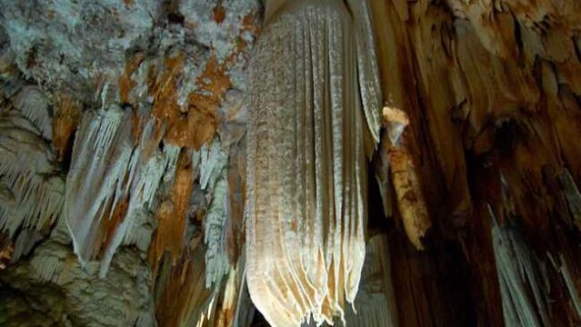 Imagen del interior de la Cueva del Águila, en la provincia de Ávila