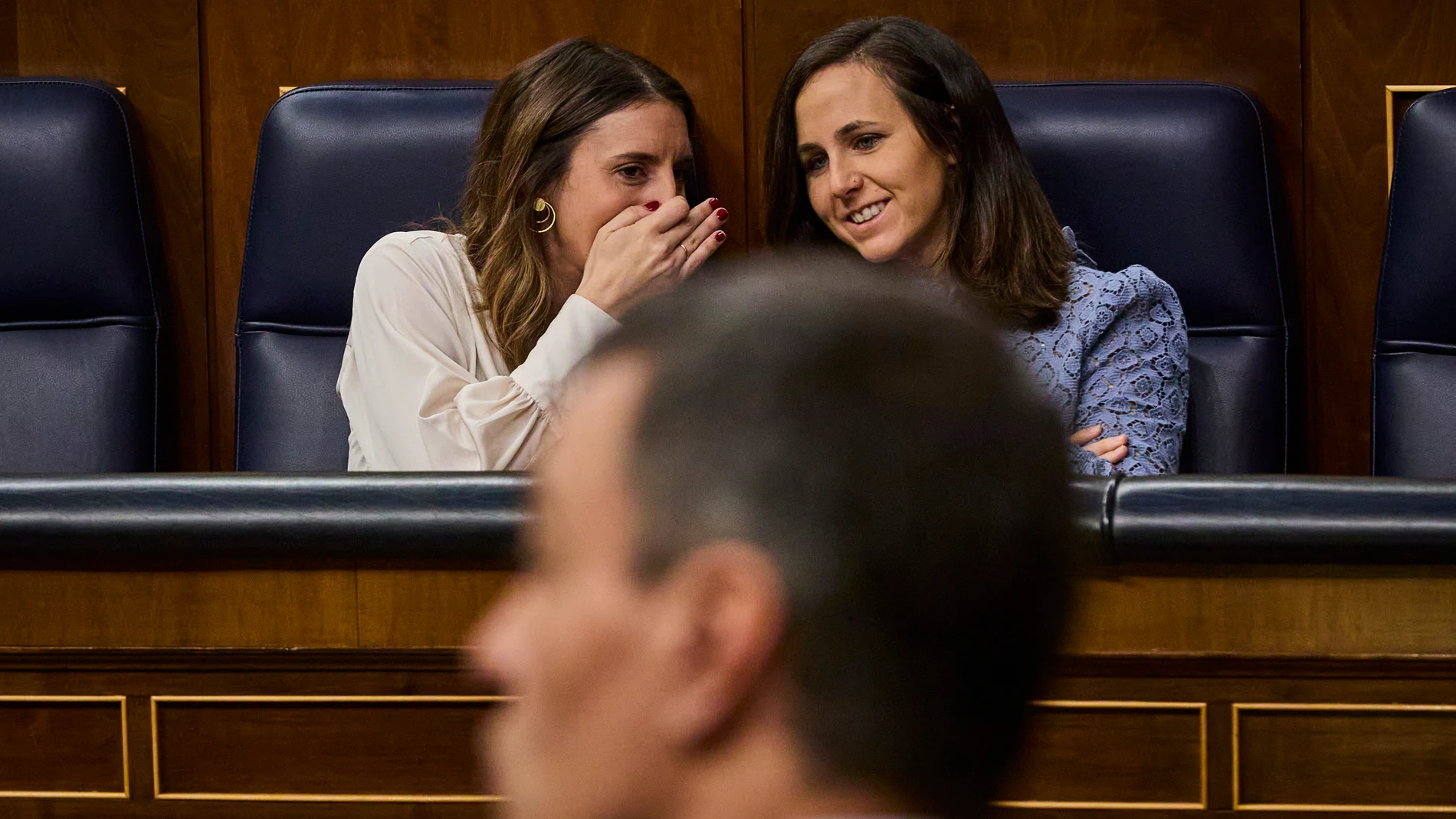 El presidente del gobierno, Pedro Sánchez, y las ministras Irene Montero (Unidas Podemos) e Ione Belarra durante la sesión de control al gobierno en el Congreso de los Diputados.