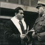 «Rudi» Vrba (izquierda) en un juicio por crímenes de guerra en Fráncfort, Alemania Occidental, en 1964