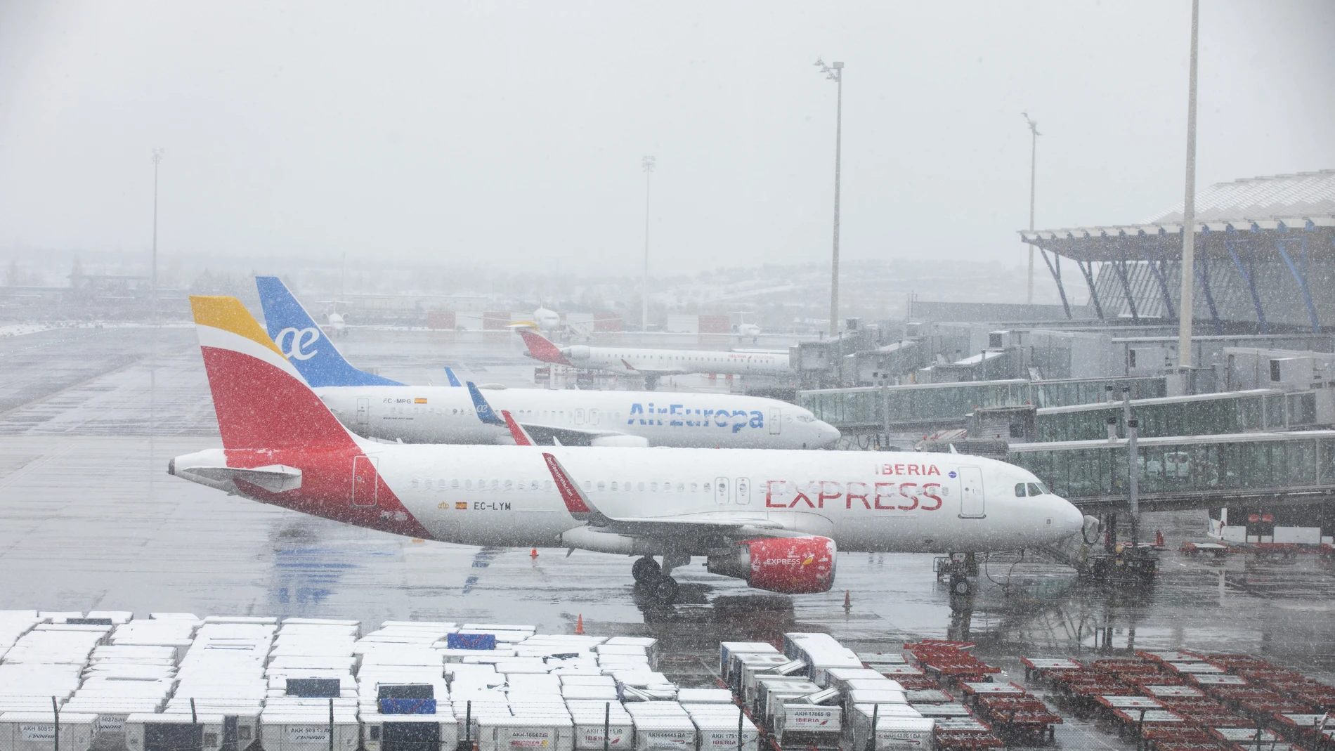 Imagen del aeropuerto Adolfo Suarez Madrid Barajas con aviones de Iberia y AirEuropa
