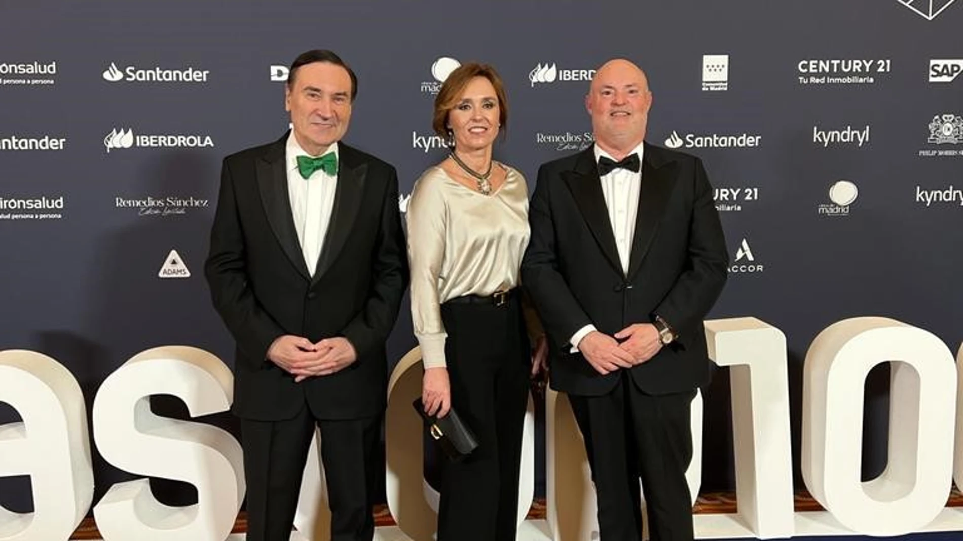 Elisa Tarazona y Alberto de Rosa con Pedro J Ramírez en el evento TOP100 Mujeres líderes