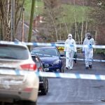 Funcionarios forenses de la policía trabajan cerca del lugar del tiroteo de un policía fuera de servicio en el complejo deportivo de Killyclogher Road, en la ciudad norirlandesa de Omagh