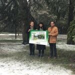 La concejala de Cultura y Turismo del Ayuntamiento de Valladolid, Ana Redondo, el delegado de la ONCE en Castilla y León, Ismael Pérez. y la presidenta del Consejo Territorial ONCE, Araceli de las Heras, presentan el cupón bajo la nieve
