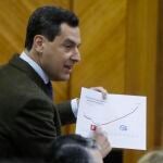 Juanma Moreno muestra una gráfica de la inversión sanitaria en Andalucía