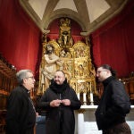 Presentación de la representación ‘Vía crucis. El musical’, con presencia del arzobispo de Valladolid, Luis Argüello; el director de la obra, Toño Casado, y el actor que interpretará a Jesús, Adrián Salzedo, escoltados por el Ecce Homo de Gregorio Fernández y el Santísimo Cristo de la Preciosísima Sangre