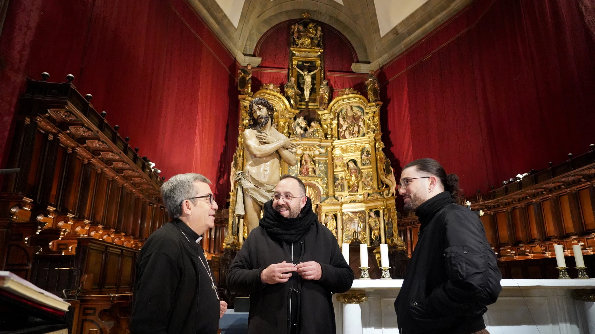 Presentación de la representación ‘Vía crucis. El musical’, con presencia del arzobispo de Valladolid, Luis Argüello; el director de la obra, Toño Casado, y el actor que interpretará a Jesús, Adrián Salzedo, escoltados por el Ecce Homo de Gregorio Fernández y el Santísimo Cristo de la Preciosísima Sangre