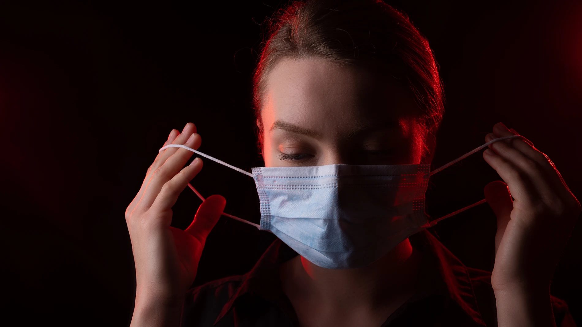 Mujer con mascarilla y covid persistente