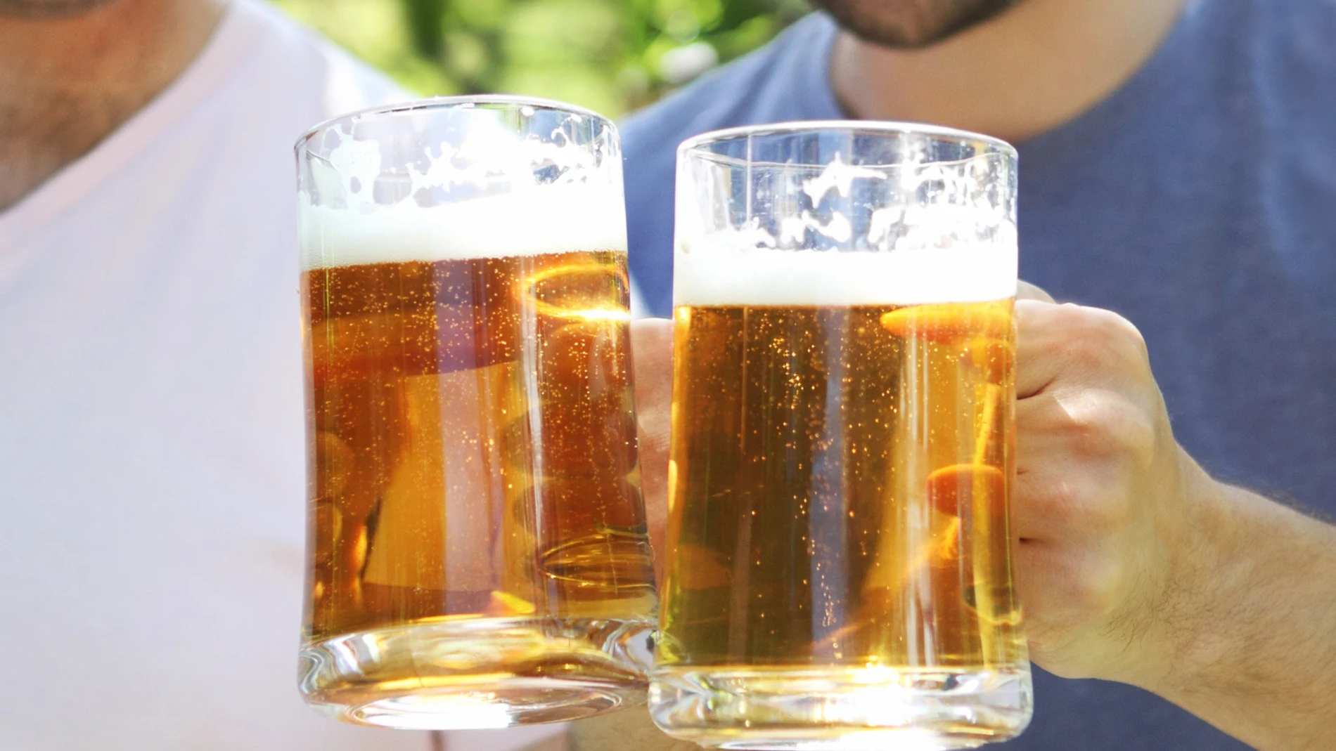 Personas bebiendo cerveza