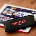 Fotografía de archivo que muestra una vista del logo de Netflix en un teléfono móvil. La eliminación de las cuentas compartidas de dicha firma para los usuarios en Canadá es uno de los clics tecnológicos de la semana en América. Si usted está en Canadá y le piden compartir una cuenta de Netflix, no va a pasar por egoísta si dice que no la puede dar... es que no lo va a poder hacer o va a tener que pagar más por ello. Netflix comenzó a comunicarle a sus suscriptores canadienses que cobrará una cuota extra para permitir las cuentas compartidas entre distintas ubicaciones y dispositivos.