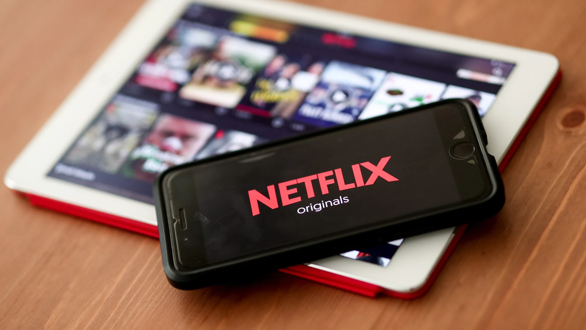 Fotografía de archivo que muestra una vista del logo de Netflix en un teléfono móvil. La eliminación de las cuentas compartidas de dicha firma para los usuarios en Canadá es uno de los clics tecnológicos de la semana en América. Si usted está en Canadá y le piden compartir una cuenta de Netflix, no va a pasar por egoísta si dice que no la puede dar... es que no lo va a poder hacer o va a tener que pagar más por ello. Netflix comenzó a comunicarle a sus suscriptores canadienses que cobrará una cuota extra para permitir las cuentas compartidas entre distintas ubicaciones y dispositivos.